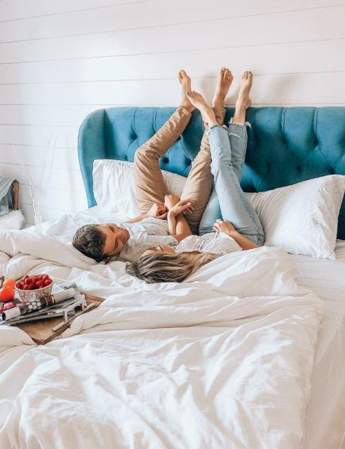 Специалисты установили, что интимная близость по утрам способна увеличить эффективность мужчин на 70%. 01