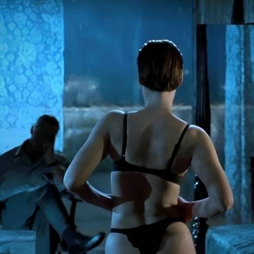 Актриса отличная.  Джейми ли Кертис в самой потрясающей сцене фильма Правдивая Ложь. 02