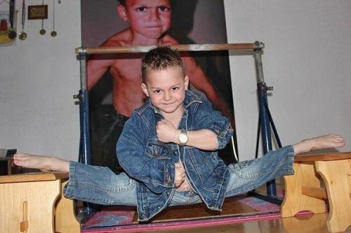 Румынский мальчик Джулиан срно в свои 8 лет считается сильнейшим ребенком на планете. 01