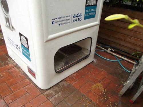 Турецкая компания Pugedon устанавливает на улицах Стамбула необычные автоматы для сбора пластиковых бутылок. 02