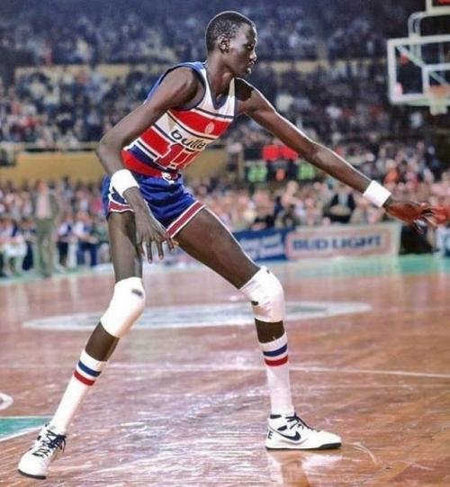 С ростом 2 метра 31 сантиметр Мануте бол казался пришельцем даже в лиге гигантов. 02