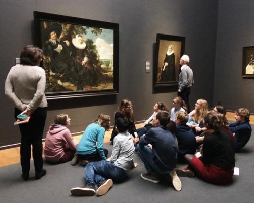 В прошлом году эта фотография детей, смотрящих в свои смартфоны в \u2018 The Night Watch' Рембрандта в рейксмузеуме, Амстердам - стала вирусной.