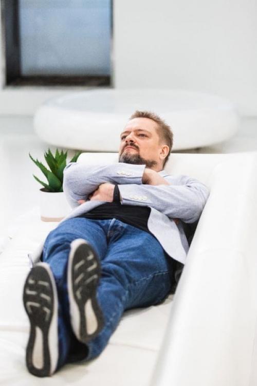 Возвращение Александра пушного будет транслироваться на канале Пятница, там он будет вести программу под названием умный дом. 02