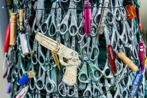 Аэропорт в Вильнюсе сделал новогоднюю ёлку из предметов, изъятых у пассажиров. 01