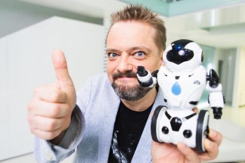 Возвращение Александра пушного будет транслироваться на канале Пятница, там он будет вести программу под названием умный дом. 03