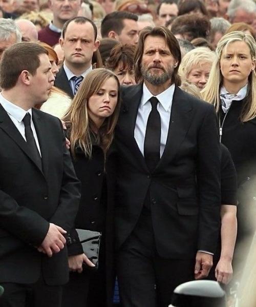 Лицо за маской: Джим Керри и его последний долг любви.
