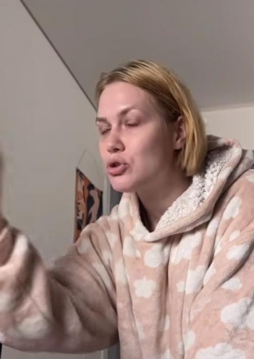 Тут нарисовалась целая лекция про ту самую легендарную даму в красном головном уборе, которую знает каждый второй в нашей стране. 01