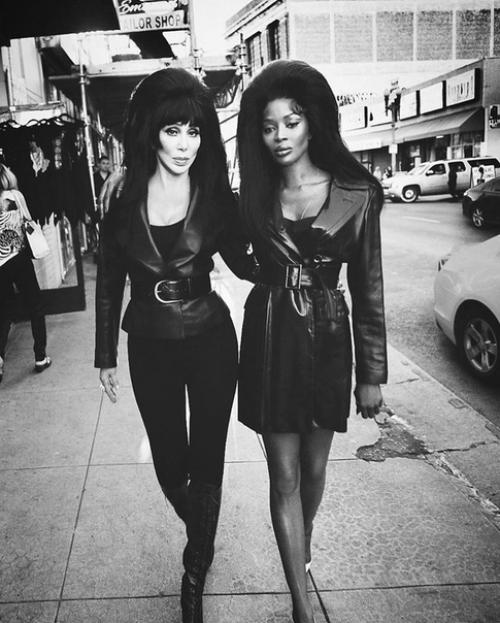 Шер, Ким кардашьян и Наоми Кэмпбелл приняли участие в черно-белой фотосессии в стиле 1960-х годов в образах байкерш. 08