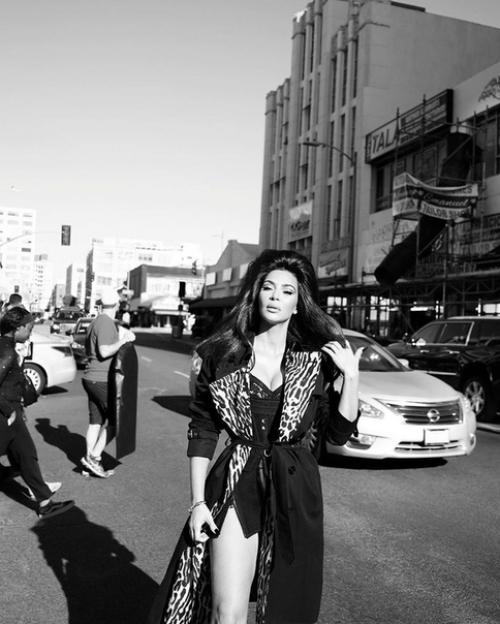 Шер, Ким кардашьян и Наоми Кэмпбелл приняли участие в черно-белой фотосессии в стиле 1960-х годов в образах байкерш. 06