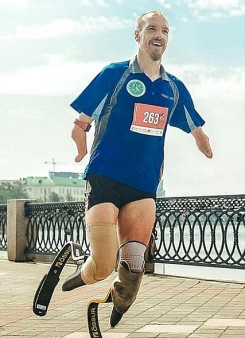 Профессиональный спортсмен Михаил Асташов разносит еду по Екатеринбургу. 01