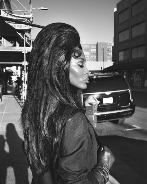 Шер, Ким кардашьян и Наоми Кэмпбелл приняли участие в черно-белой фотосессии в стиле 1960-х годов в образах байкерш. 02