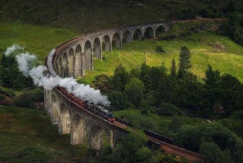 Самый фотогеничный железнодорожный мост шотландии известен далеко за пределами Великобритании.