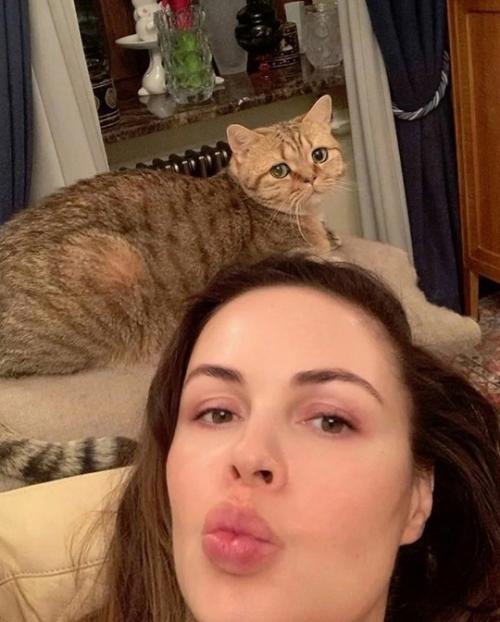 Екатерина Андреева, известная ведущая программы Время, в свои 62 года находится в прекрасной форме. 02