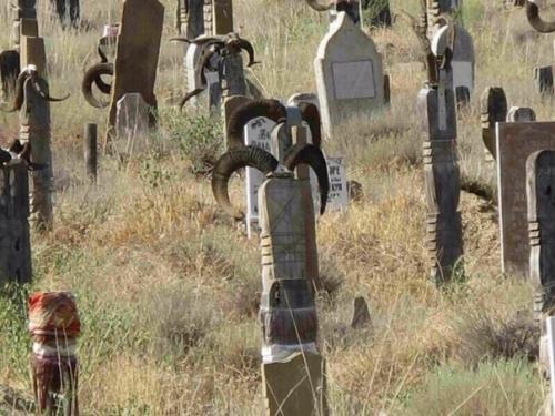 Рогатые надгробия в горной деревне нохур в Туркменистане. 02