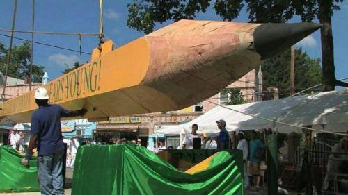 Самый большой карандаш, согласно замерам длина карандаша составила целых 23 метра! 

