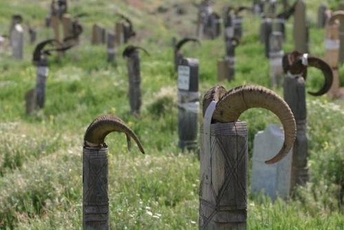 Рогатые надгробия в горной деревне нохур в Туркменистане. 01