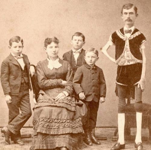 Его обожали все женщины, с которыми он имел дело. 01