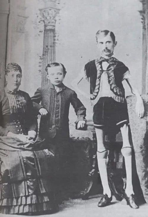 Его обожали все женщины, с которыми он имел дело. 02