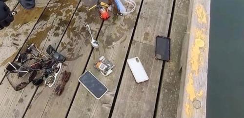 Дайвер, погружается под воду в поисках вещей, которые отдаёт владельцам. 01