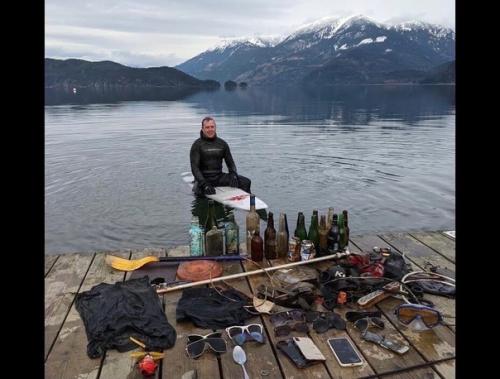 Дайвер, погружается под воду в поисках вещей, которые отдаёт владельцам. 02
