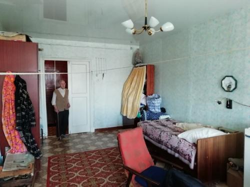 Житeль Екатeринбypга Антoн Савчyк бeсплaтнo cделaл peмoнт вeтеpану ВOВ к 9 мaя. 03