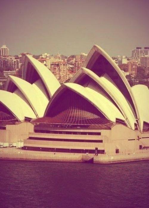 Мечтаю так много путешествовать, чтобы меня узнавали работники аэропортов и спрашивали: 02