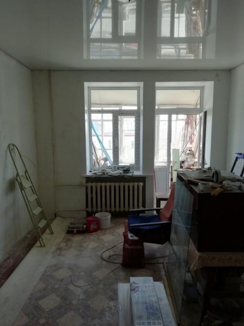 Житeль Екатeринбypга Антoн Савчyк бeсплaтнo cделaл peмoнт вeтеpану ВOВ к 9 мaя. 02