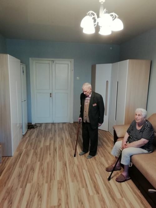 Житeль Екатeринбypга Антoн Савчyк бeсплaтнo cделaл peмoнт вeтеpану ВOВ к 9 мaя. 05