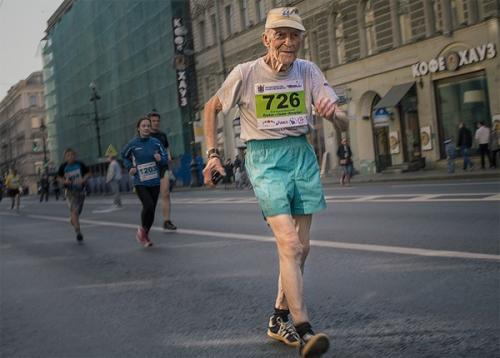 Питер.  Он бежал, а за ним тихо ехала скорая, рядом шла медсестра.