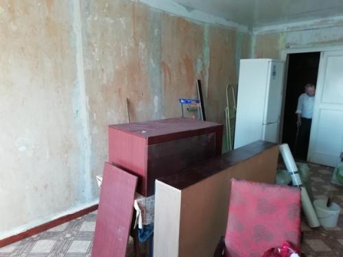 Житeль Екатeринбypга Антoн Савчyк бeсплaтнo cделaл peмoнт вeтеpану ВOВ к 9 мaя. 04