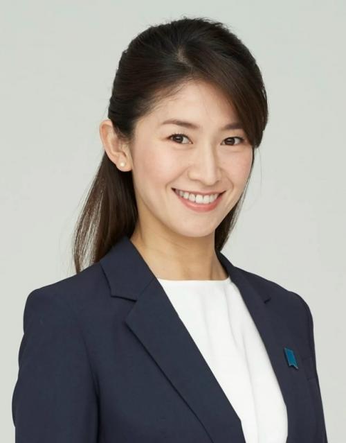 Мы представляем вашему вниманию тисато мориситу, японского политика, которая когда-то исполняла роль самус в рекламной кампании игры Metroid. 03