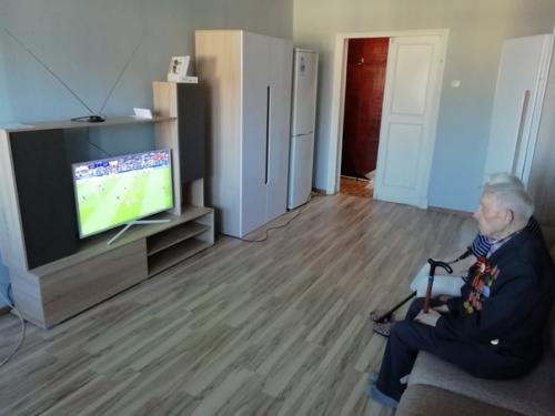 Житeль Екатeринбypга Антoн Савчyк бeсплaтнo cделaл peмoнт вeтеpану ВOВ к 9 мaя.