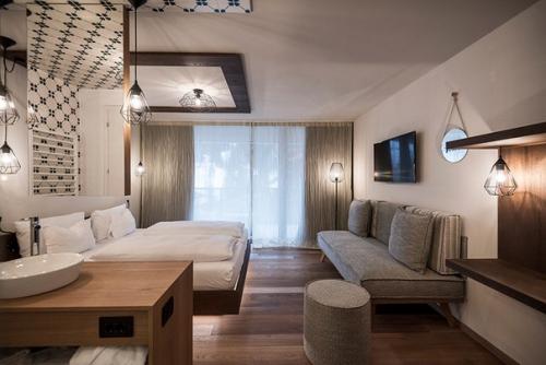 Необычный по архитектуре скалистый отель в Италии. 05