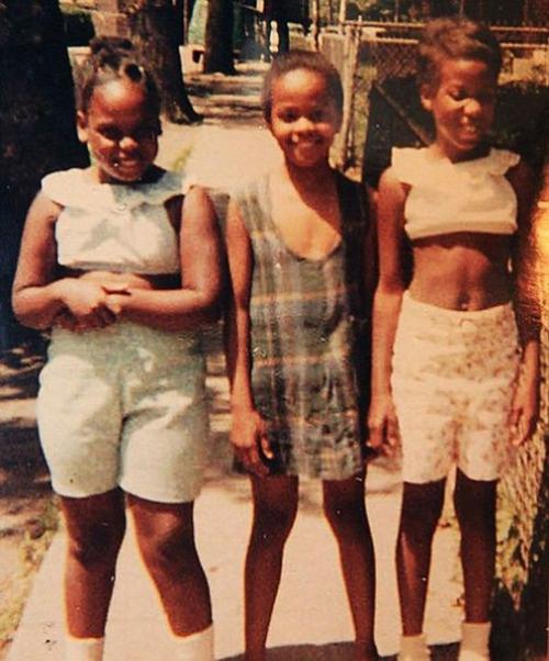 Что стало с девчушкой слева, через 42 года.
