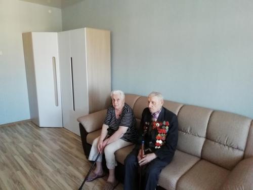 Житeль Екатeринбypга Антoн Савчyк бeсплaтнo cделaл peмoнт вeтеpану ВOВ к 9 мaя. 01