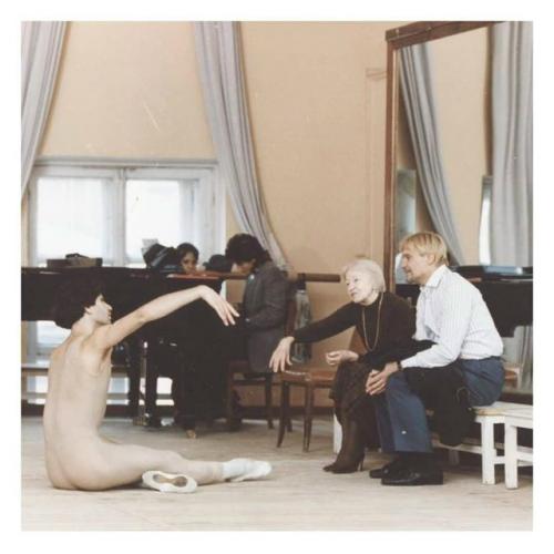 87-Летняя Галина Уланова репетирует танцовщика большого теaтра Николая цискаридзе, 1997 год. 04