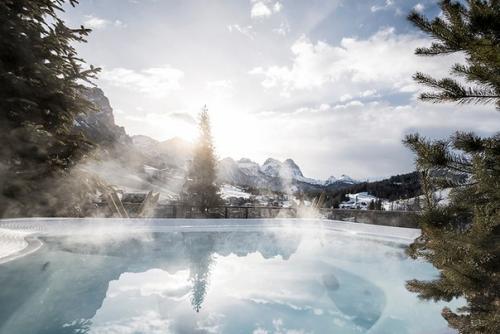 Необычный по архитектуре скалистый отель в Италии. 07