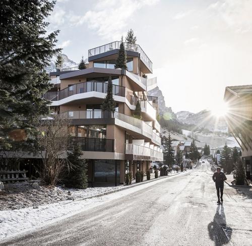 Необычный по архитектуре скалистый отель в Италии. 08