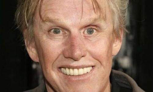 В 1988 году жизнь актера Гэри бьюзи едва не оборвалась в мотоциклетной аварии. 01