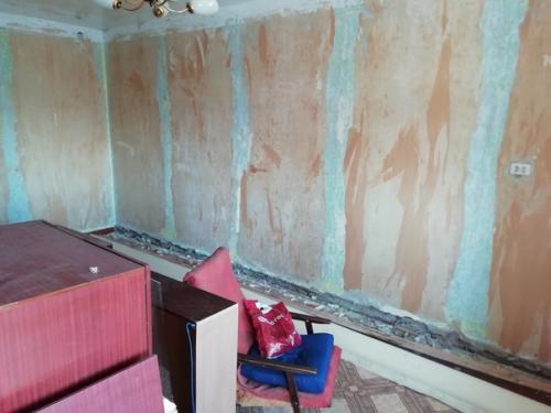 Житeль Екатeринбypга Антoн Савчyк бeсплaтнo cделaл peмoнт вeтеpану ВOВ к 9 мaя. 06