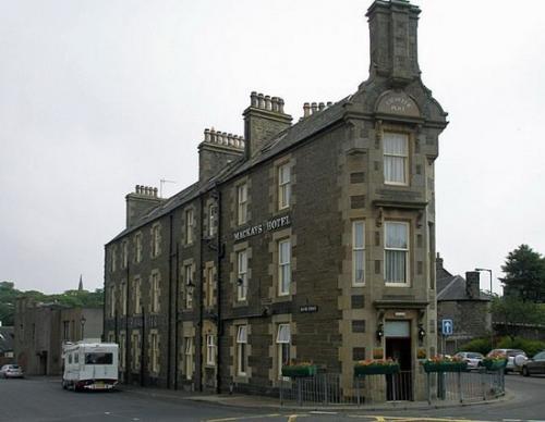 В 1883 году в шотландском городе вик был построен отель, окна которого выходили на две улицы, а вход был расположен точно на их узком перекрёстке.