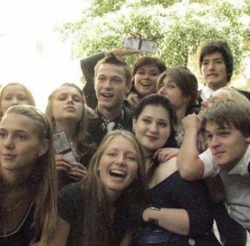 Посмотрите на архивную фотографию выпускников щепкинского училища 2013 года. 02