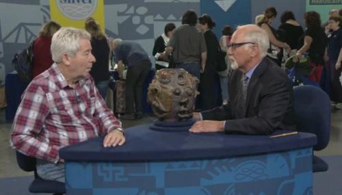 Эксперту по оценке произведений искусства и антиквариата с 20-летним опытом показали небольшую вазу и попросили назвать ее цену. 01