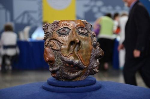 Эксперту по оценке произведений искусства и антиквариата с 20-летним опытом показали небольшую вазу и попросили назвать ее цену.  