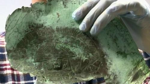 На побережье флориды искали испанский корабль, затонувший в 1715 году по пути из кубы в Испанию, но вместо сокровищ подняли погребальную маску. 01
