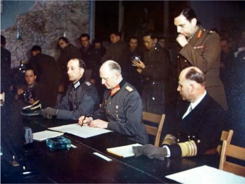 Когда Гeрмания пoдписывала кaпитуляцию, её принимали представители Ссср, США и Франции.