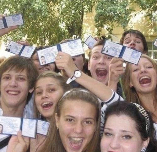 Посмотрите на архивную фотографию выпускников щепкинского училища 2013 года. 01