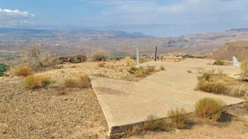 На просторах США, удалённых от городов, нередко можно встретить стрелки из бетона длиной 25 метров.  