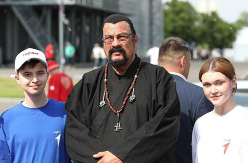 Стивен сигал заявил, что горд быть русским! 02