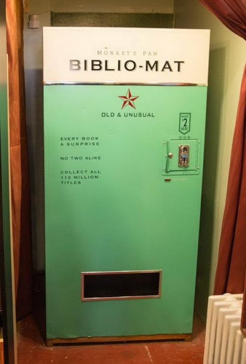 Книжный автомат, продающий случайные книги за 2 доллара.